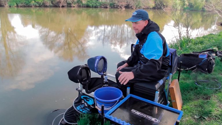 Installation d une station de pêche au coup et des accessoires Garbolino