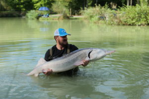 Pêcheur tenant un poisson